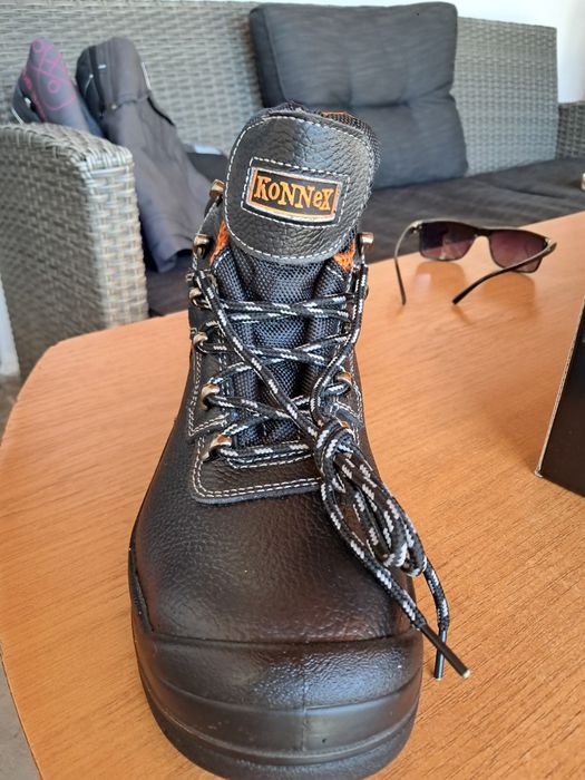 Vând incaltaminte de lucru mărimea 42