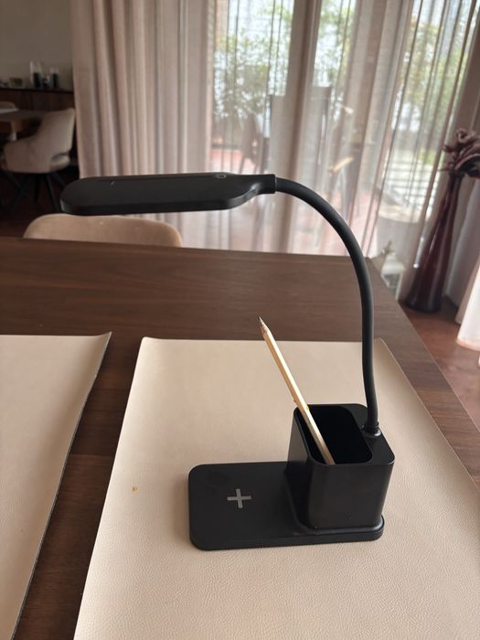 Настолна лампа и зарядно в едно