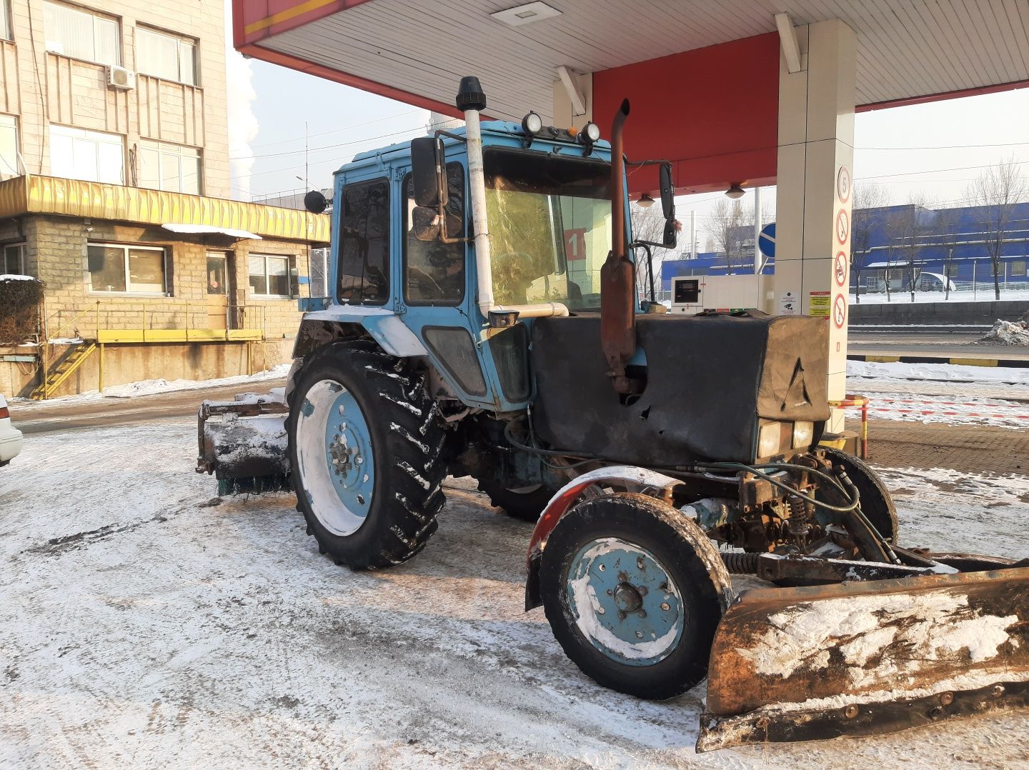 Трактор Беларус щеткой
