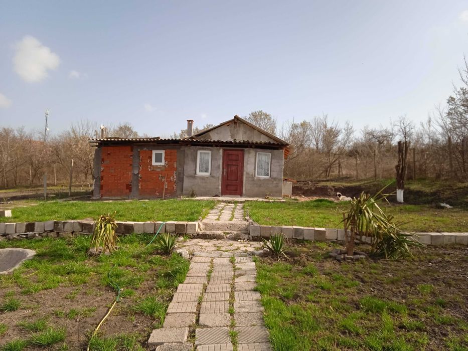 Парцел с постройка в Халилово