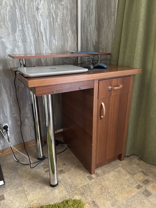 Письменный стол с тумбой и выдвижным ящиком, высота 80,глубина 60