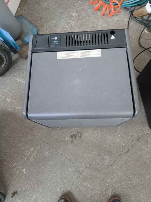Хладилник на 12 v 220v газ