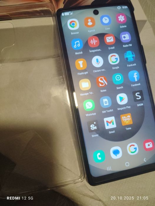 Smartphone nou în. Cutie