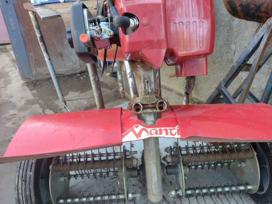 Scarificator gazon Mantis cu motor in 2 timpi Honda.