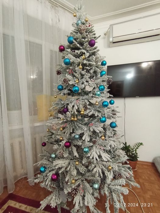 Елка заснежная новогодняя