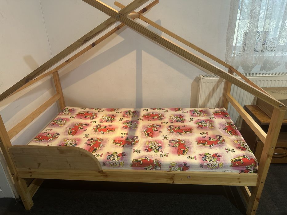 Vand patut tip casuta cu saltea !