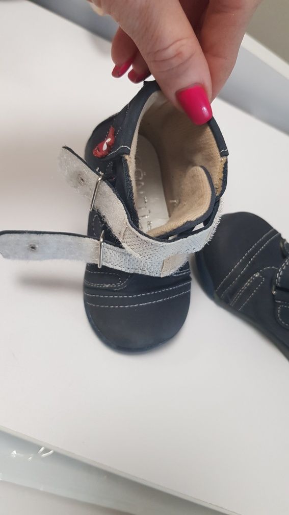 Ортопедические ботиночки и кроссовки на малыша.