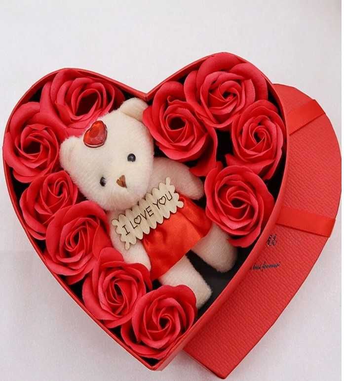 Ursuleț de pluș cu trandafiri parfumați in cutie in formă de inimă NOU