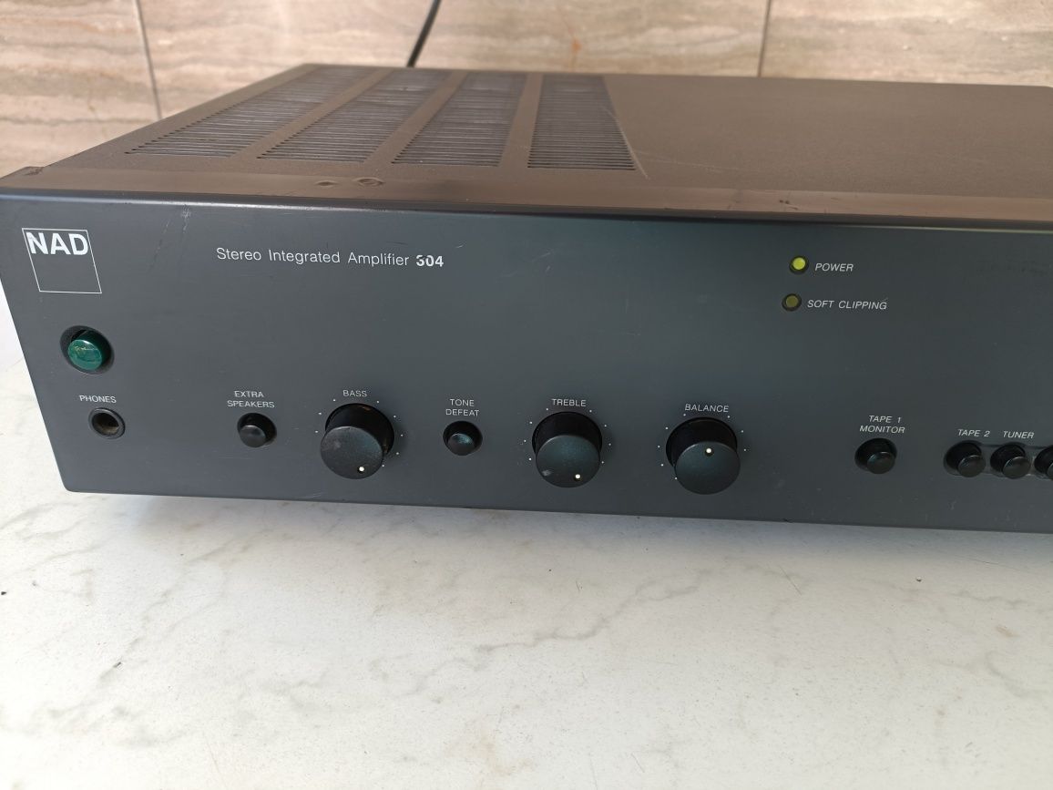 NAD 304, amplificator stereo cu sunet foarte bun, funcțional perfect