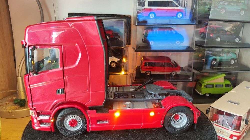 Macheta cap tractor tir Scania S770 1/24 cu lumini funcționale