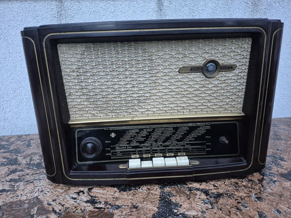 Radio  cu lampi carcasa ebonita ,model Rekord