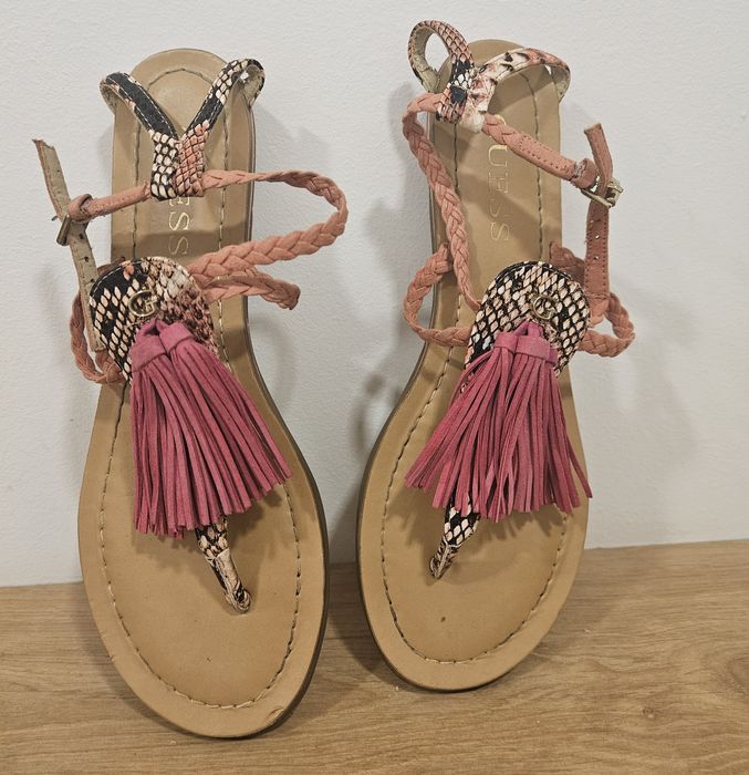 Сандали на Guess