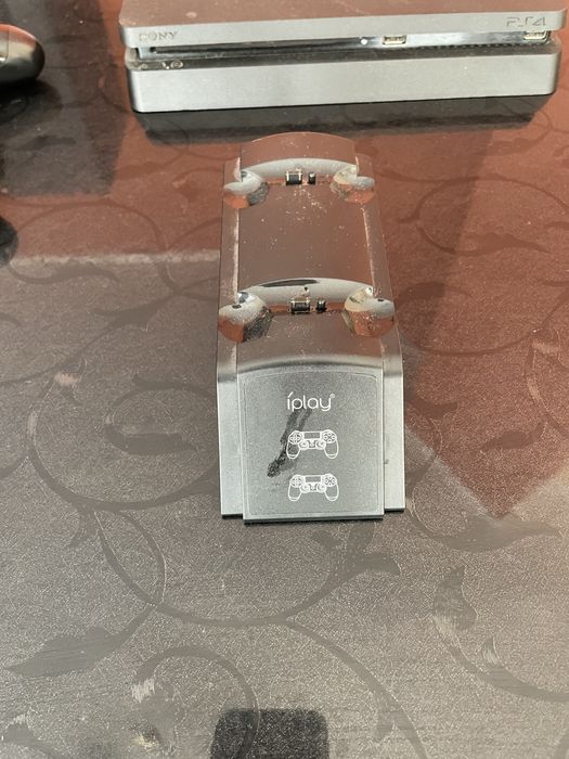 Playstation 4 Slim - 1 TB + 2 джойстика и dock станция