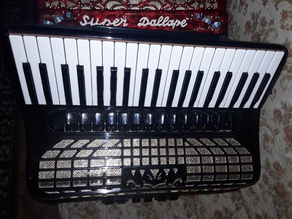 Vand sau schimb acordeon bugari armando, cabina 2+2, ca și gola!