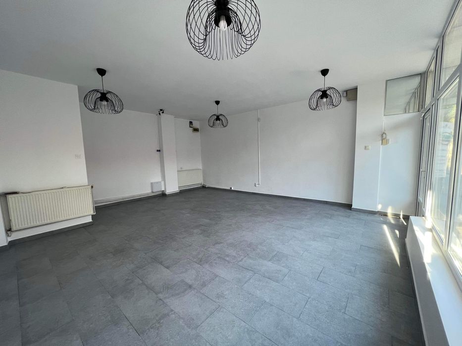 Închiriez spatiu comercial  zona Piata Noua