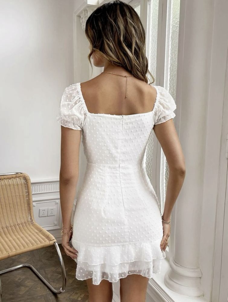 Бяла рокля с декоративни точки