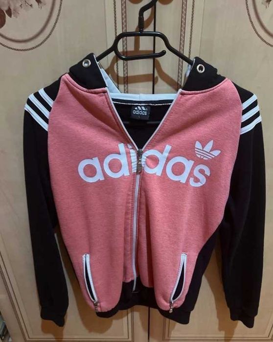 Hanorac interesant de la adidas