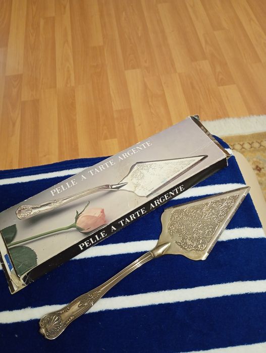 Se vine o Spatula pt Torturi CAKE SERVER noua 30 cm