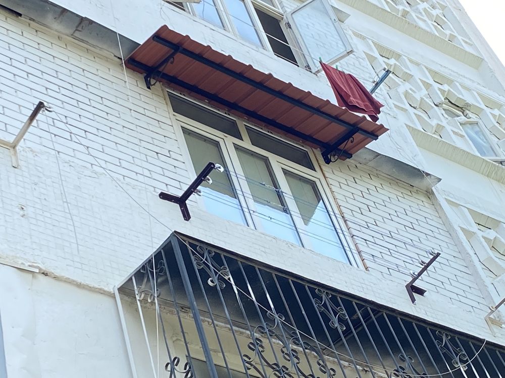 Установка над оконных козырьков и бельевых роликов качество гарантия