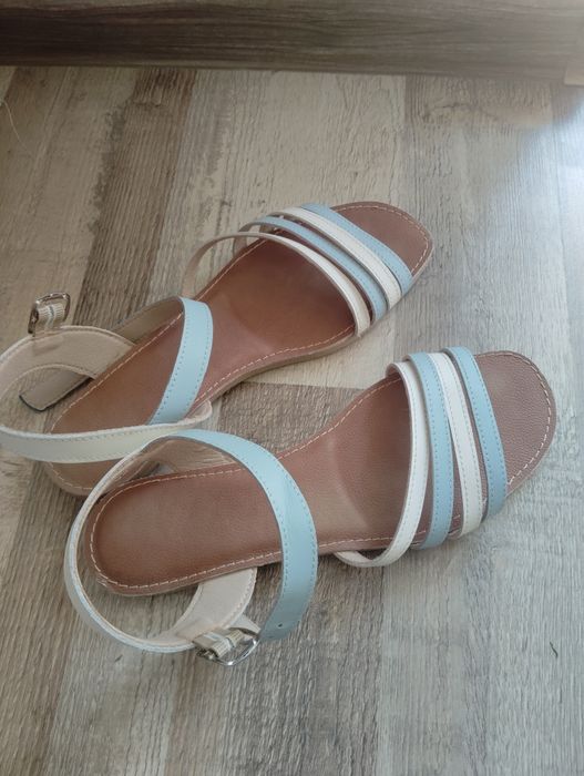 Sandale cu talpă joasă.