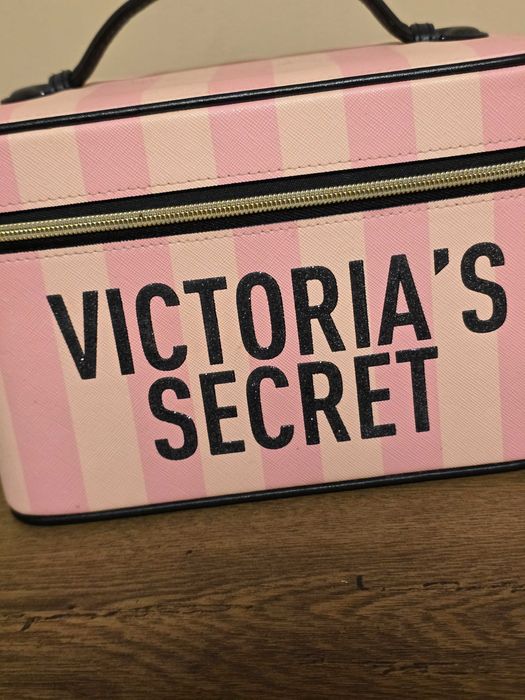 Victoria's Secret оригинално козметично куфарчи