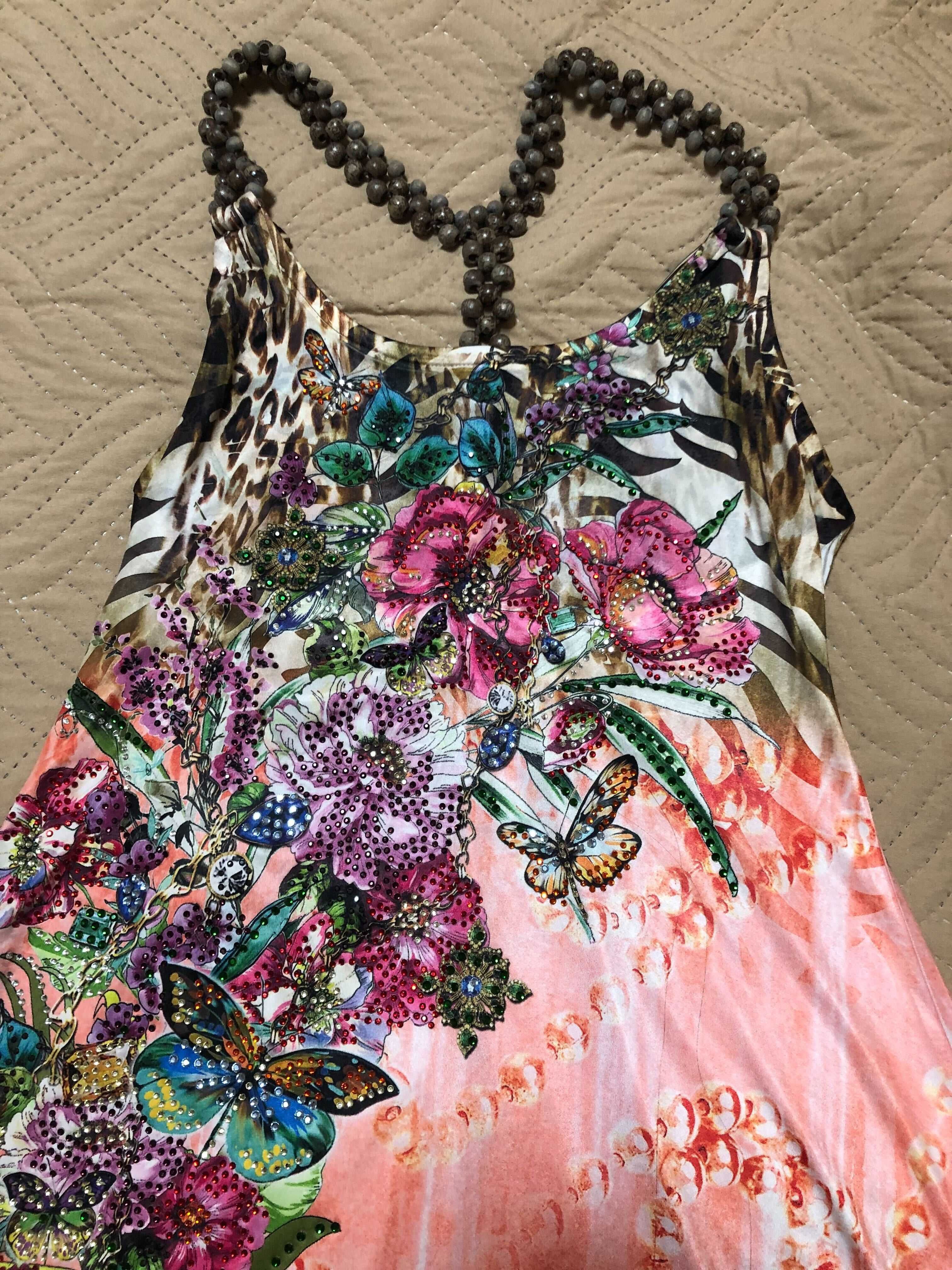 Цветна лятна рокля с камъчета, цветя и пеперуди