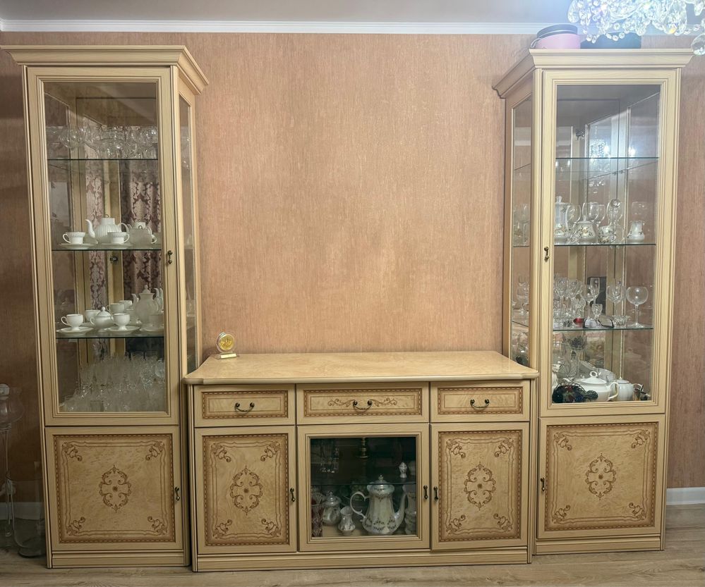 Сервант ддя гостинной из трех предметов