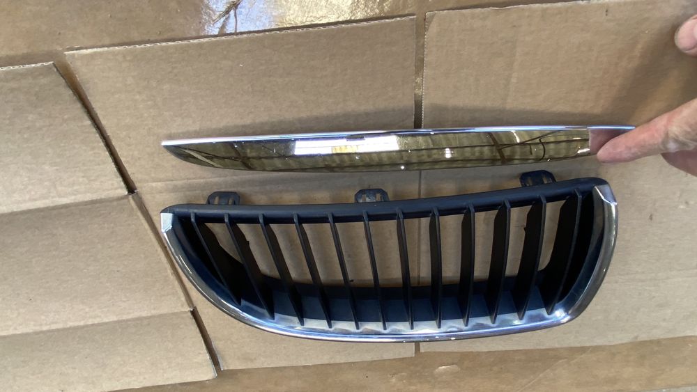 Grilă/trim dreapta capotă BMW E90/91, 2005- 2008