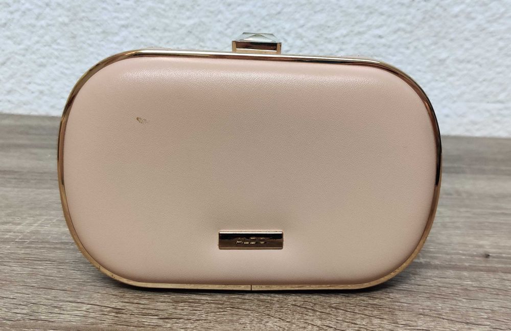 Бежов клъч с надпис Love на Aldo и малка черна чанта