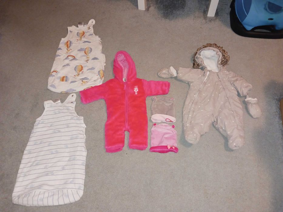 Дрехи,костюмчета и шапки за момиченца