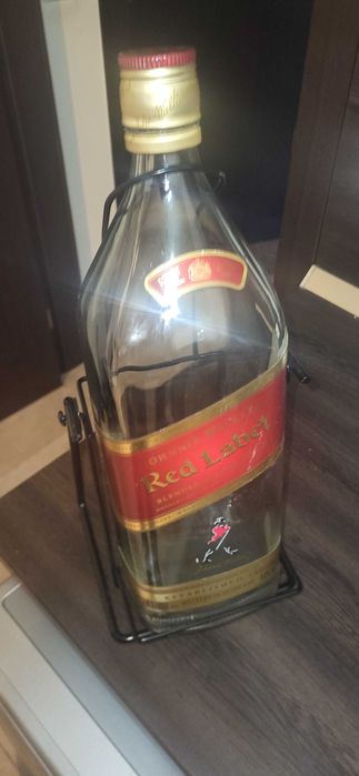 Голяма бутилка Johnnie walker 4.5 литра празна в люлка за механа