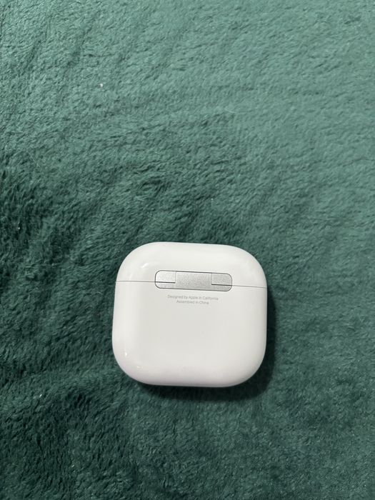 Airpods gen 4  deschide de o luna