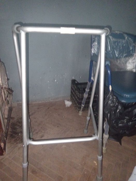 Cadru de mers ține 100 kg