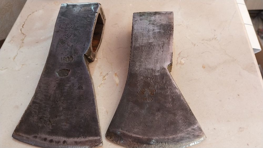 Topoare vechi forjate manual