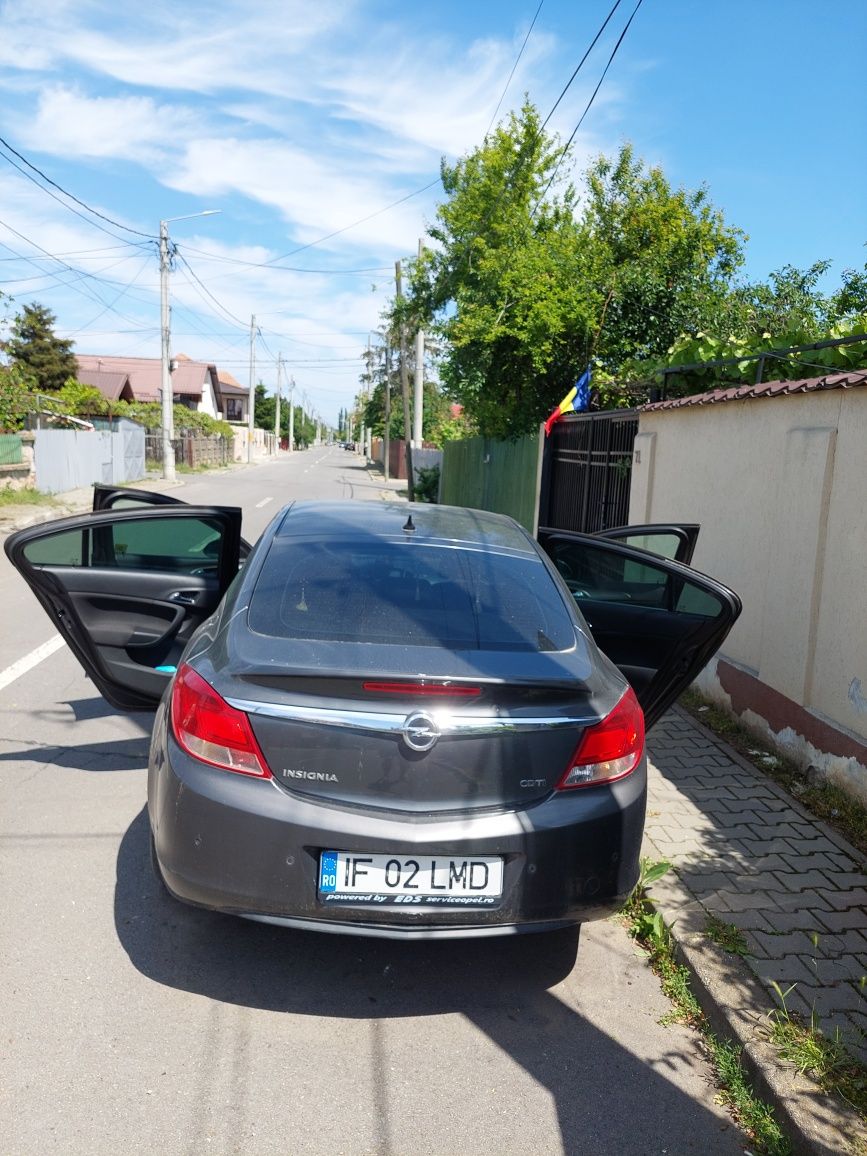 Vând Opel Insignia (2010)