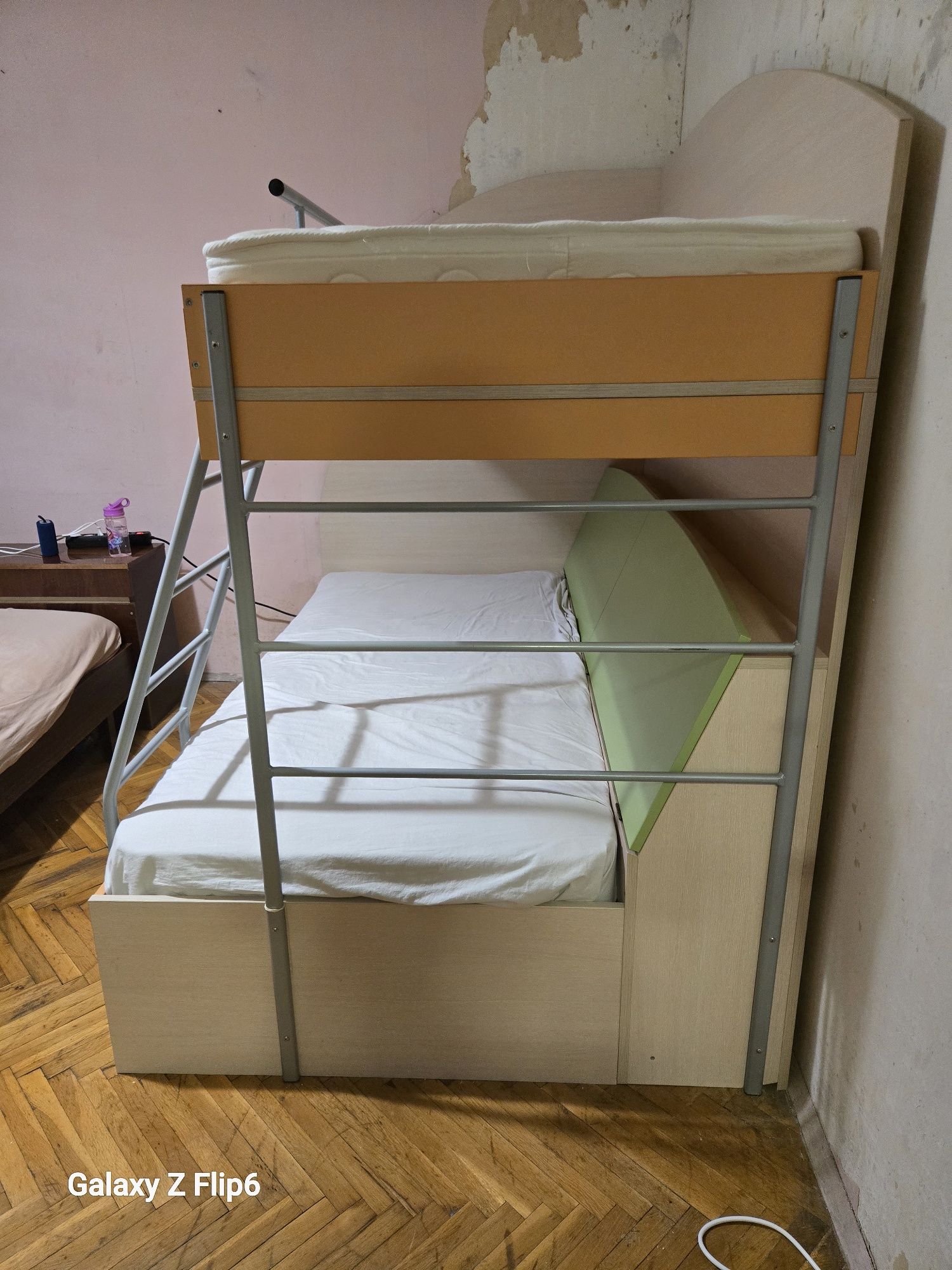 Двуетажно легло  от масивен материал