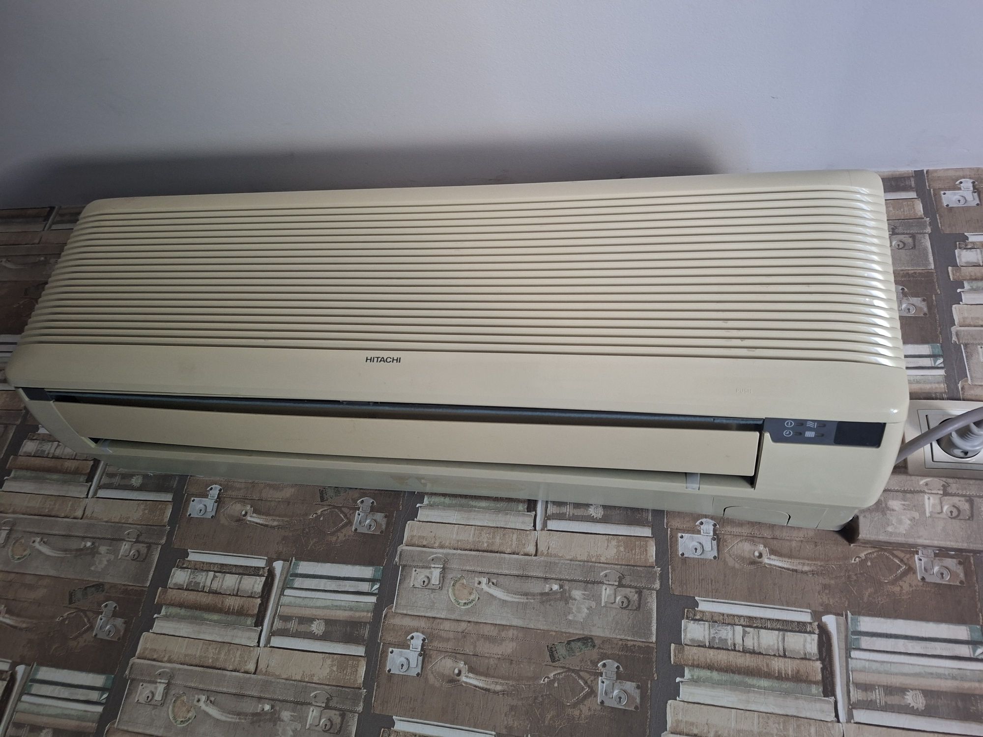 Продавам климатик HITACHI
