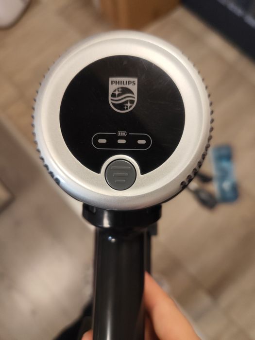 Продавам вертикална прахосмукачка  Philips