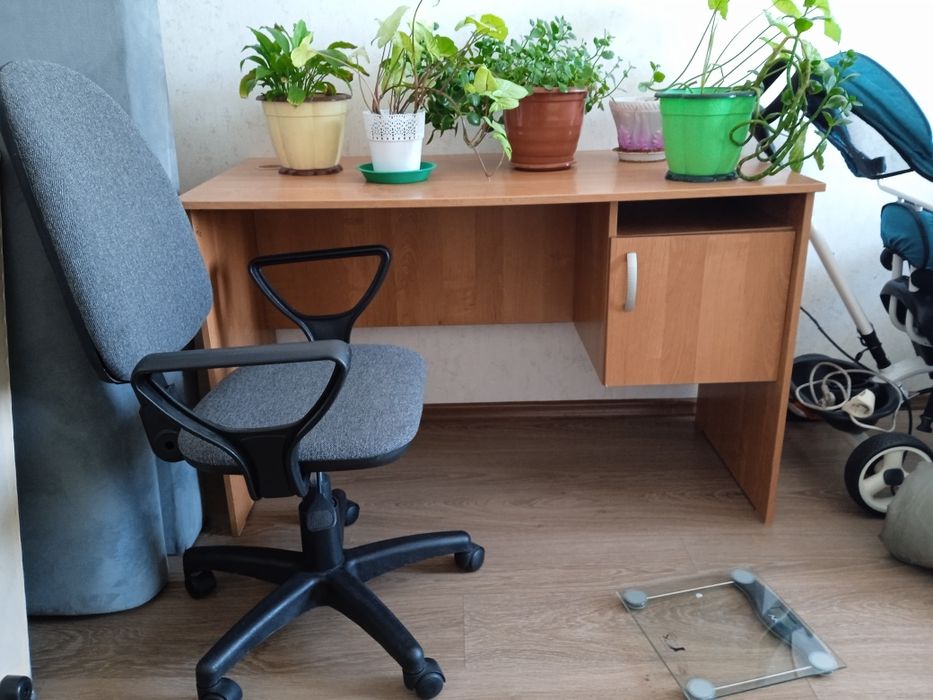 Продам офисный стол, с креслом!
