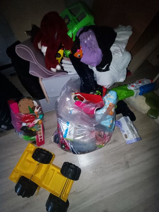 Отдам даром детскин вещи