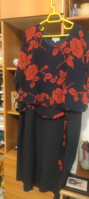 Rochie pe negru și flori pe rosu