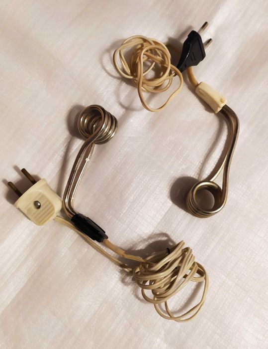 Две малки бързоварчета /нагреватели/ с различни щепсели