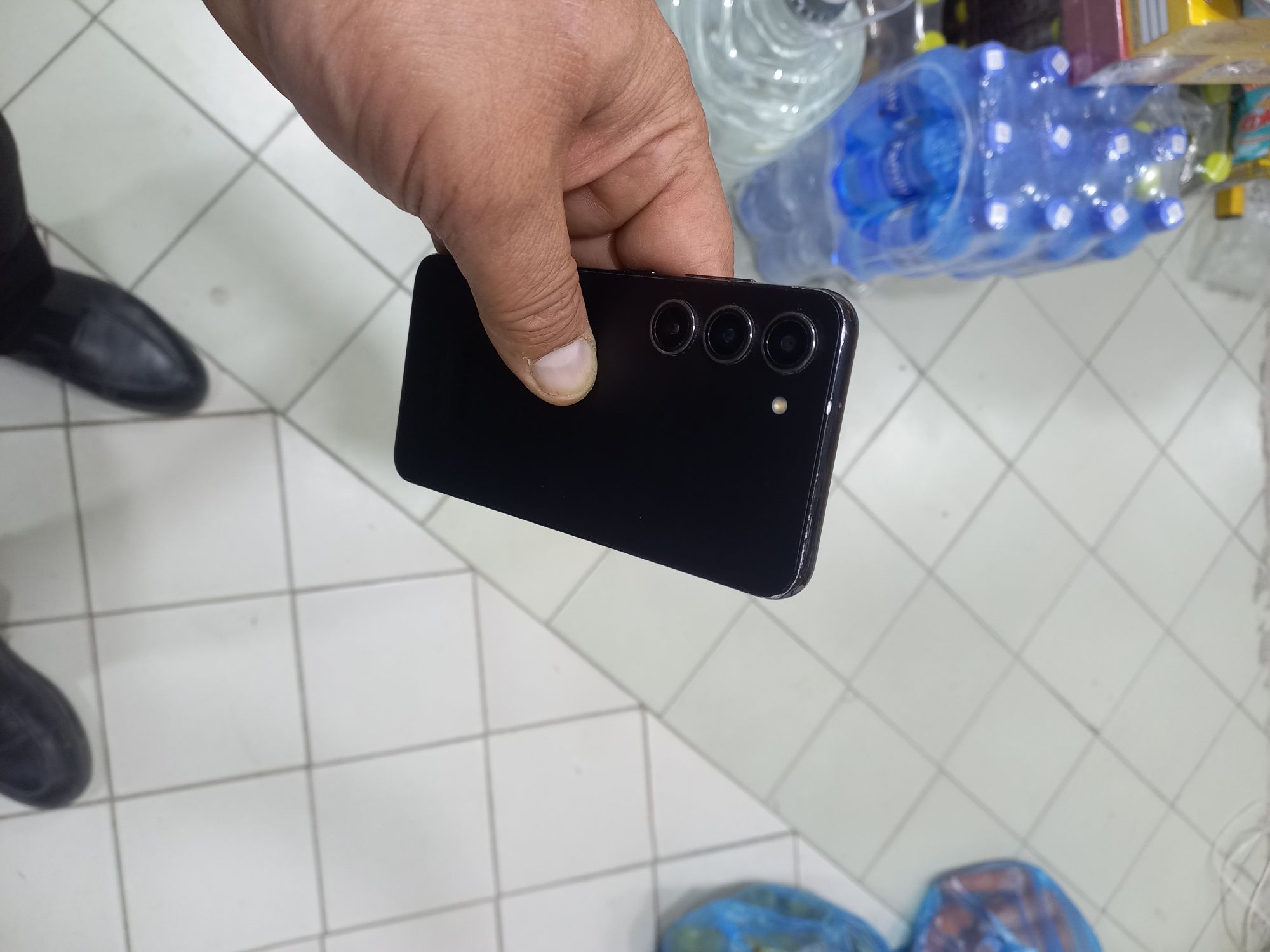 Samsung s23 holati tiniq usta ko'rmagan radnoy 2 sim karta imey bo'gan