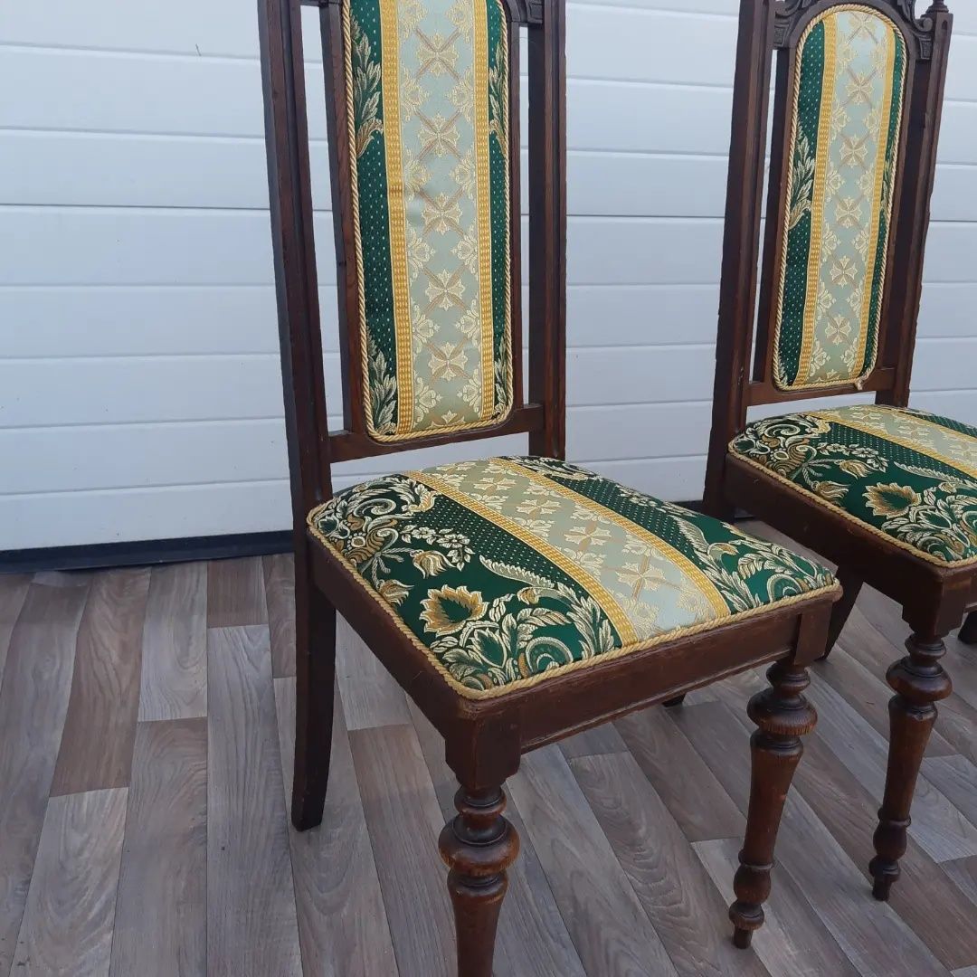 Прекрасни старинни столове с висока облегалка с богата орнаментика
