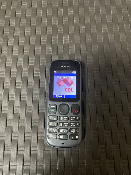 Мобилен телефон с копчета Nokia 100