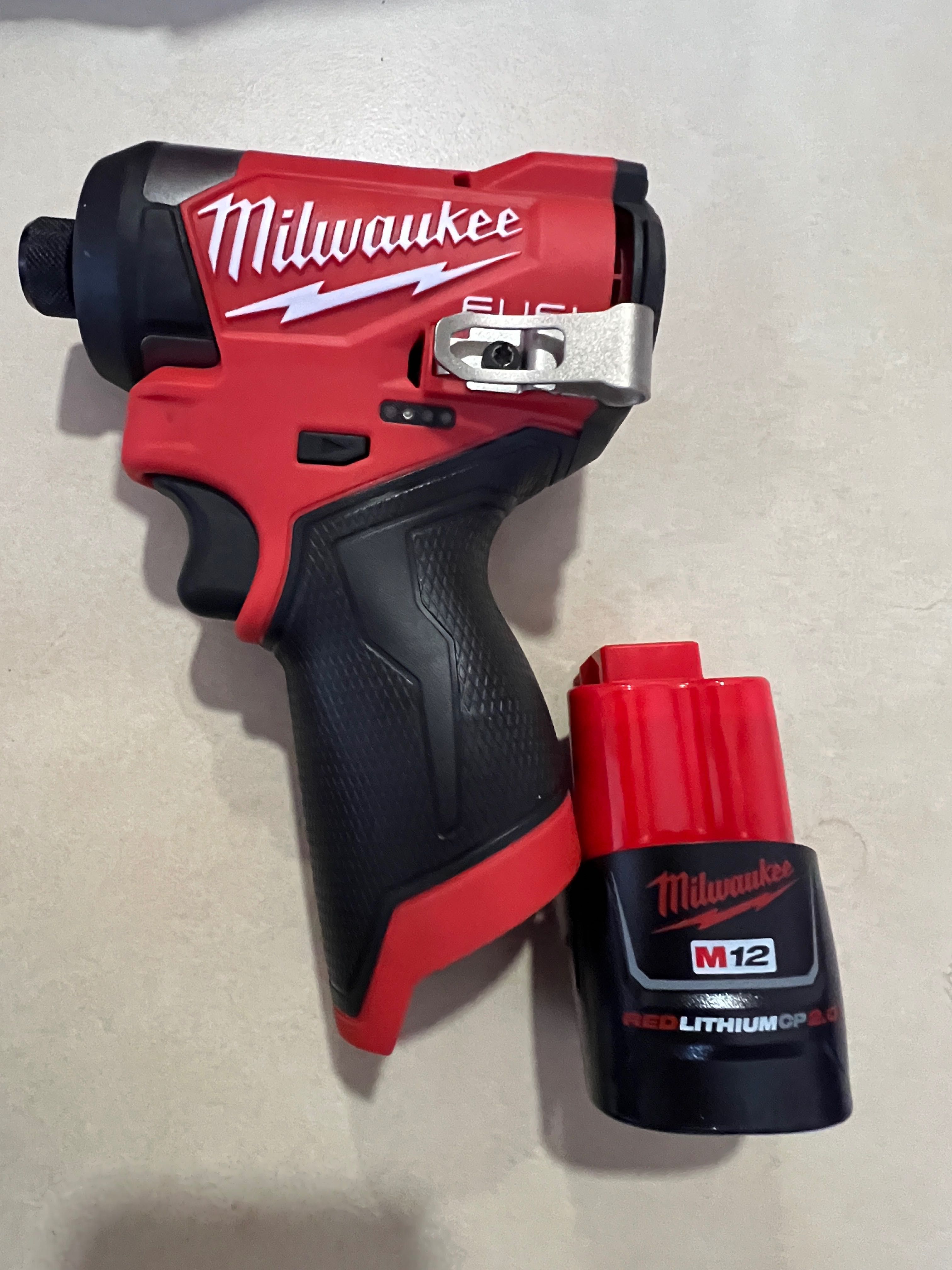 Milwaukee M12 FUEL ударни винтоверти