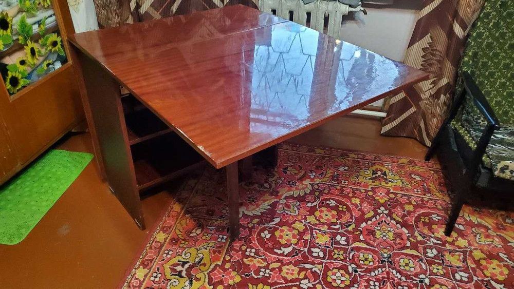 Обеденный стол продаётся