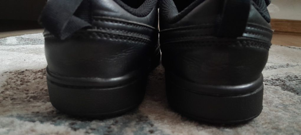 Vând adidași/pantofi sport Nike, originali, piele naturală, mar. 35