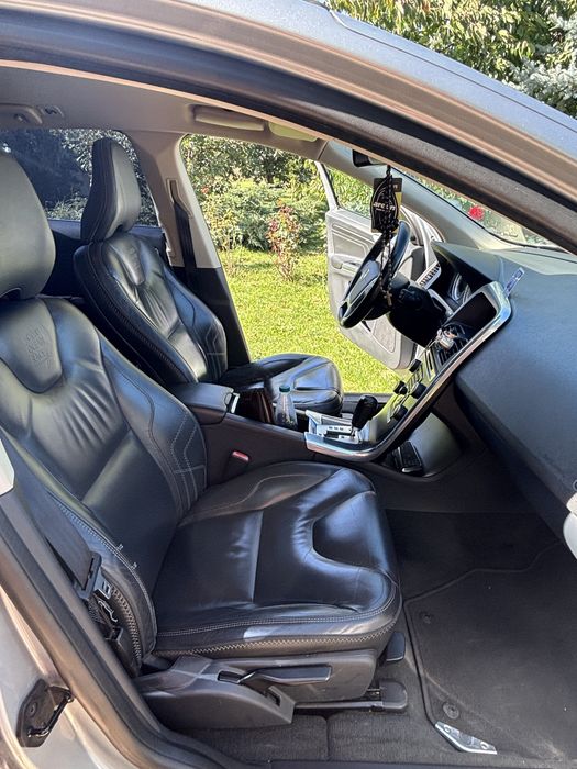 Volvo XC60 – An 2013, culoare gri metalizat