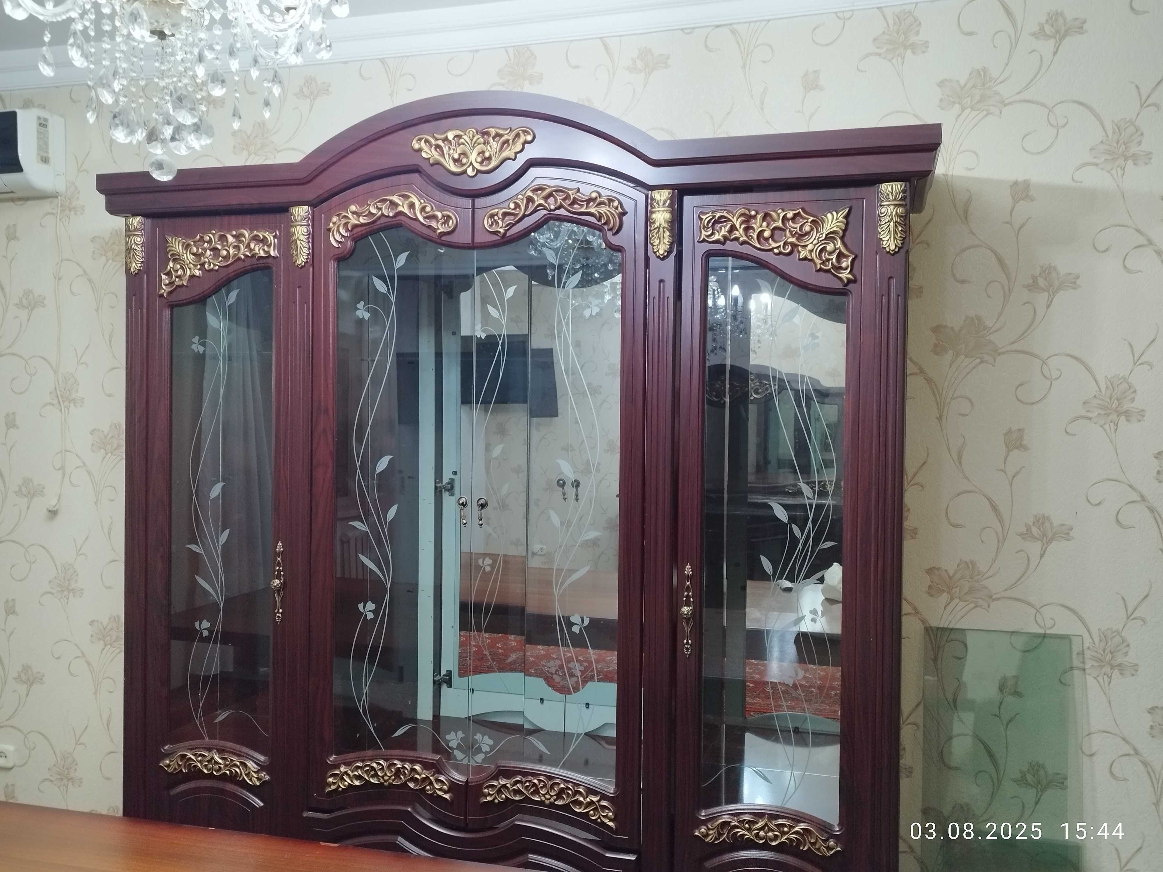 Продается стенка и трюмо для гостиной